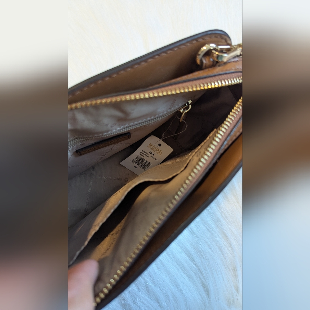 Beautiful Michael Kors crossbody purse. - Picture 3 of 16